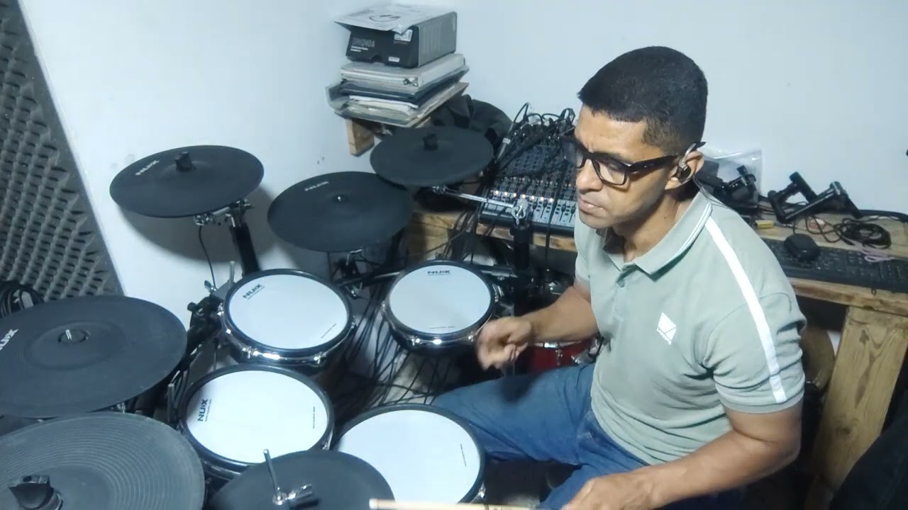 hay poder en la alabanza. bateria