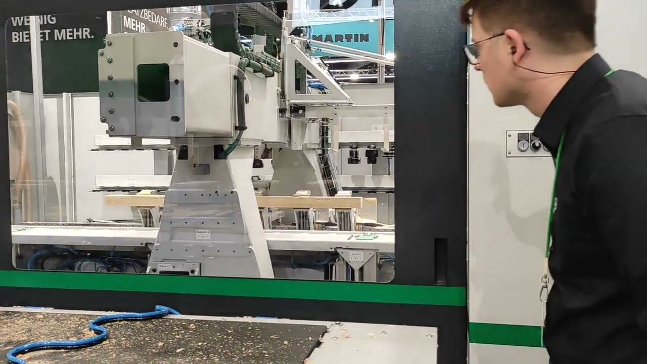 Концерн Weinig  на выставке Holz-Handwerk-2022   впервые представил  компактный  ОЦ Vario MC 50