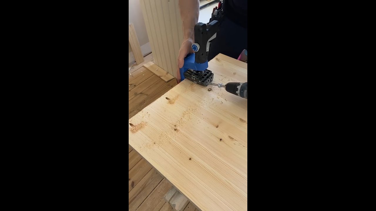 lo flexible que es la Kreg Jig 520Pro: solo tienes que colocarla en tu pieza de madera y taladrar!