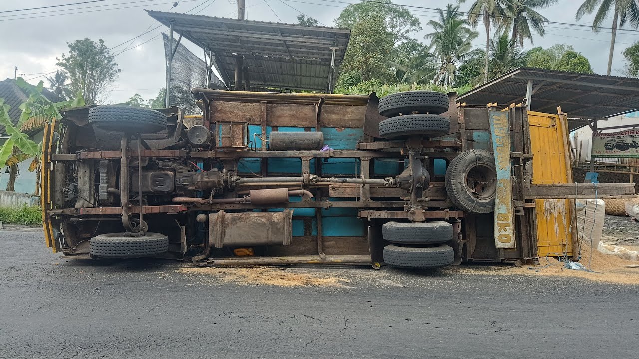 Truck sekem guling video original tanpa edit agar tidak di dismon bolooooooooooo.... 