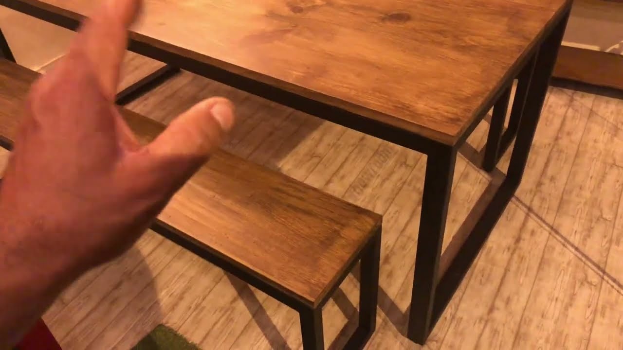 Mesa e bancos no estilo industrial