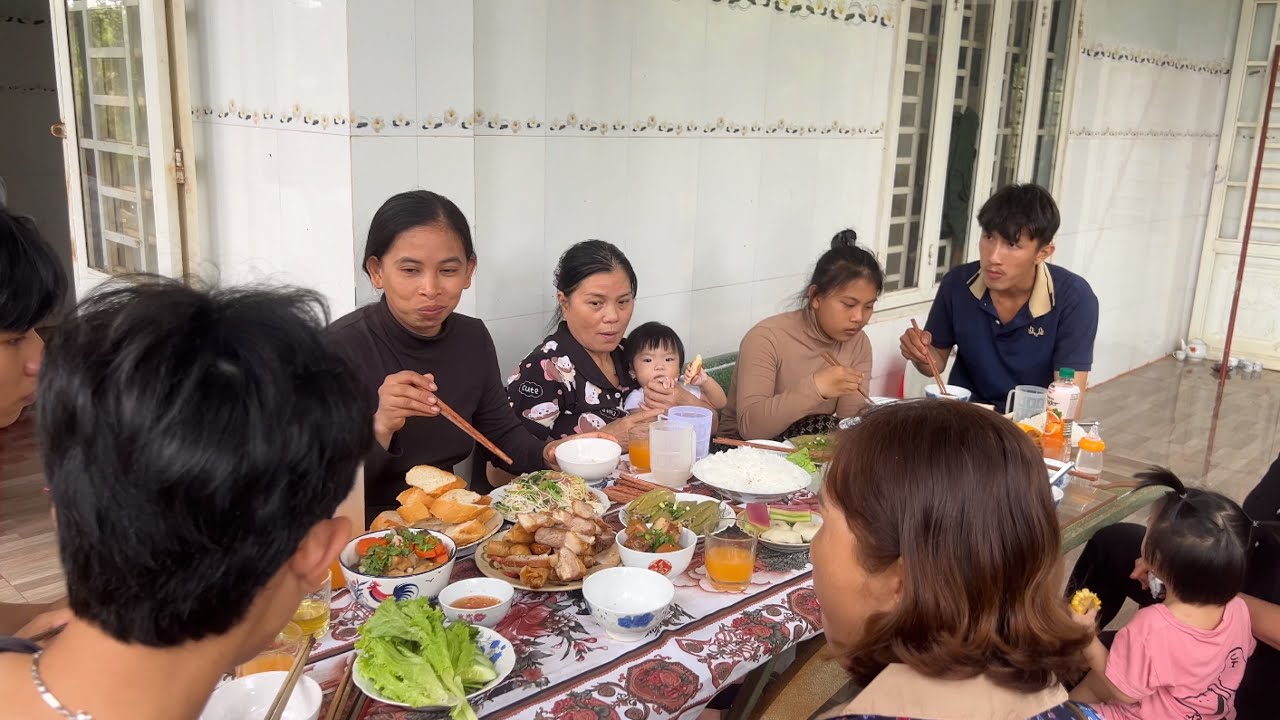 Lần đầu tiên đi đám giỗ ở Bình Phước Bà Con Hàng xóm ai nấy điều nhiệt tình,  vô rẫy thu hoạch bắp