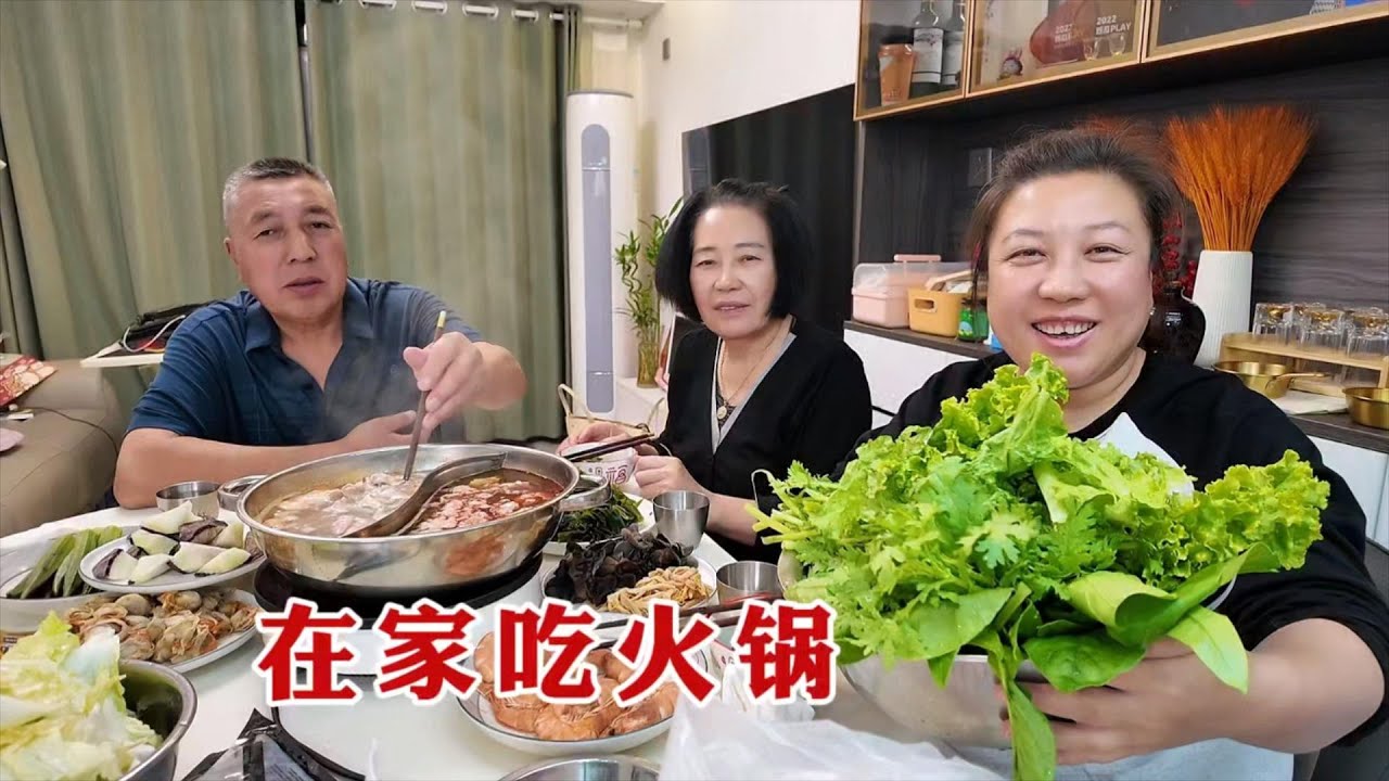 【160斤大龄女】老妈在院子里栽毛葱，回家买100块钱羊肉涮火锅，热热乎乎真好