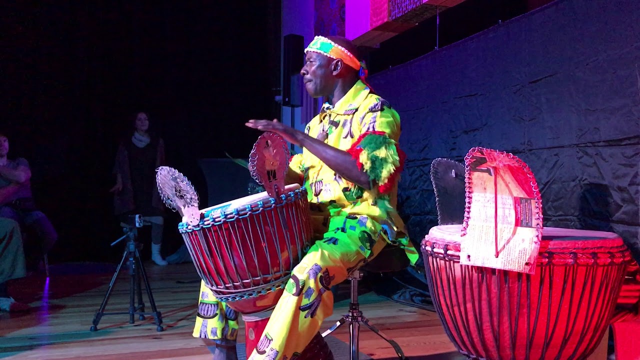 Adama Dramé plays Dansa