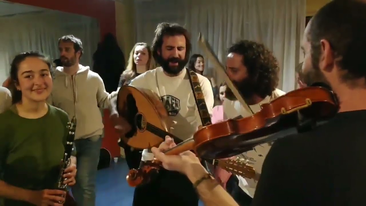 Ματζούνια   Να 'σαν τα νιάτα δυο φορές Το συγκρότημα αποτελείται από τους  Δάφνη Παπαστρατή  κλαρίνο