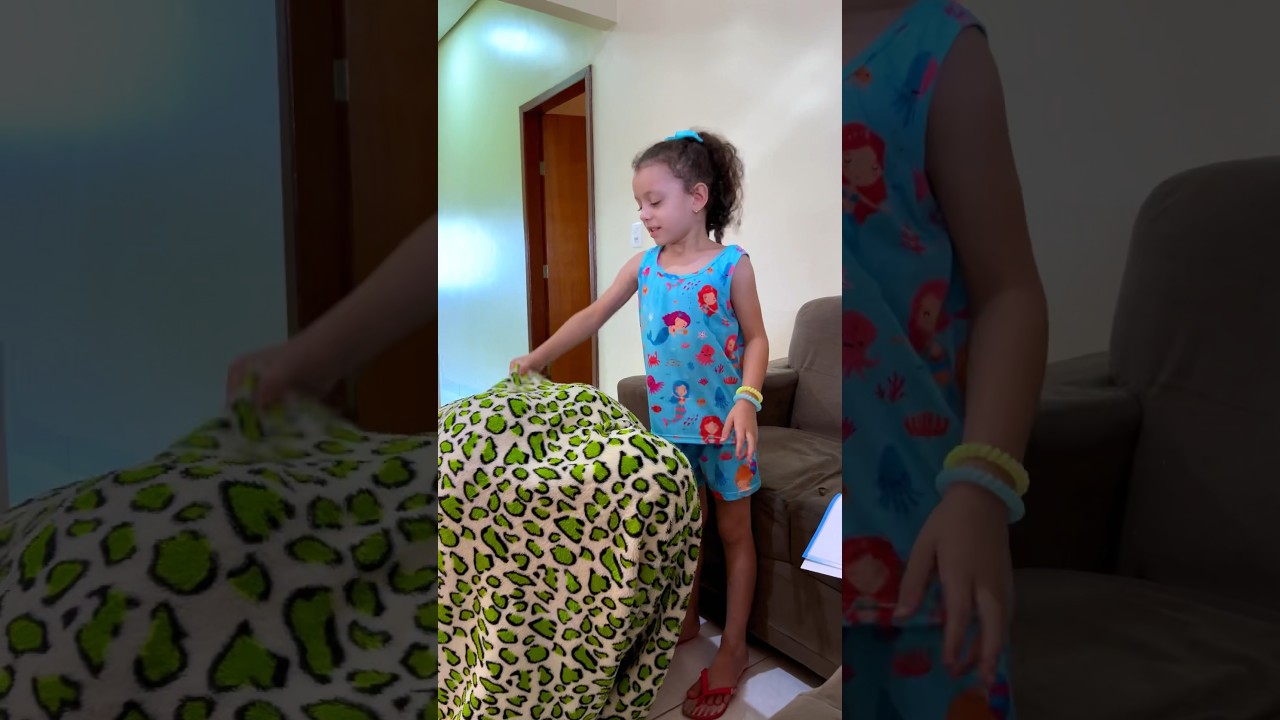 O QUE TEM DEBAIXO DA COBERTA??? 🥺😱😢😬 #shorts