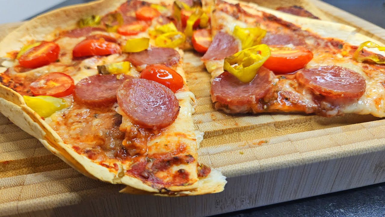 Crispy & cheesy Wrap-Pizza in 8 min. – you´ll LOVE it!