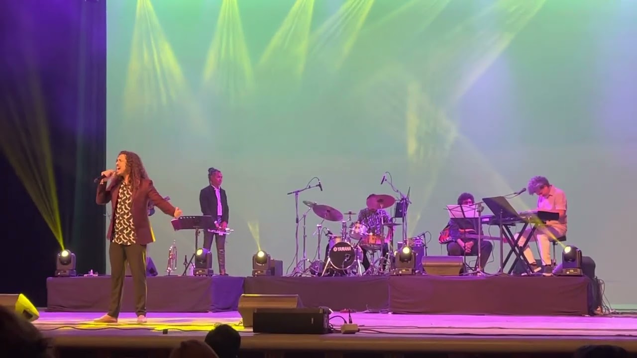 David Cavazos canta “Cómo duele”, del maestro Armando Manzanero. Dirigido por Salo Loyo.