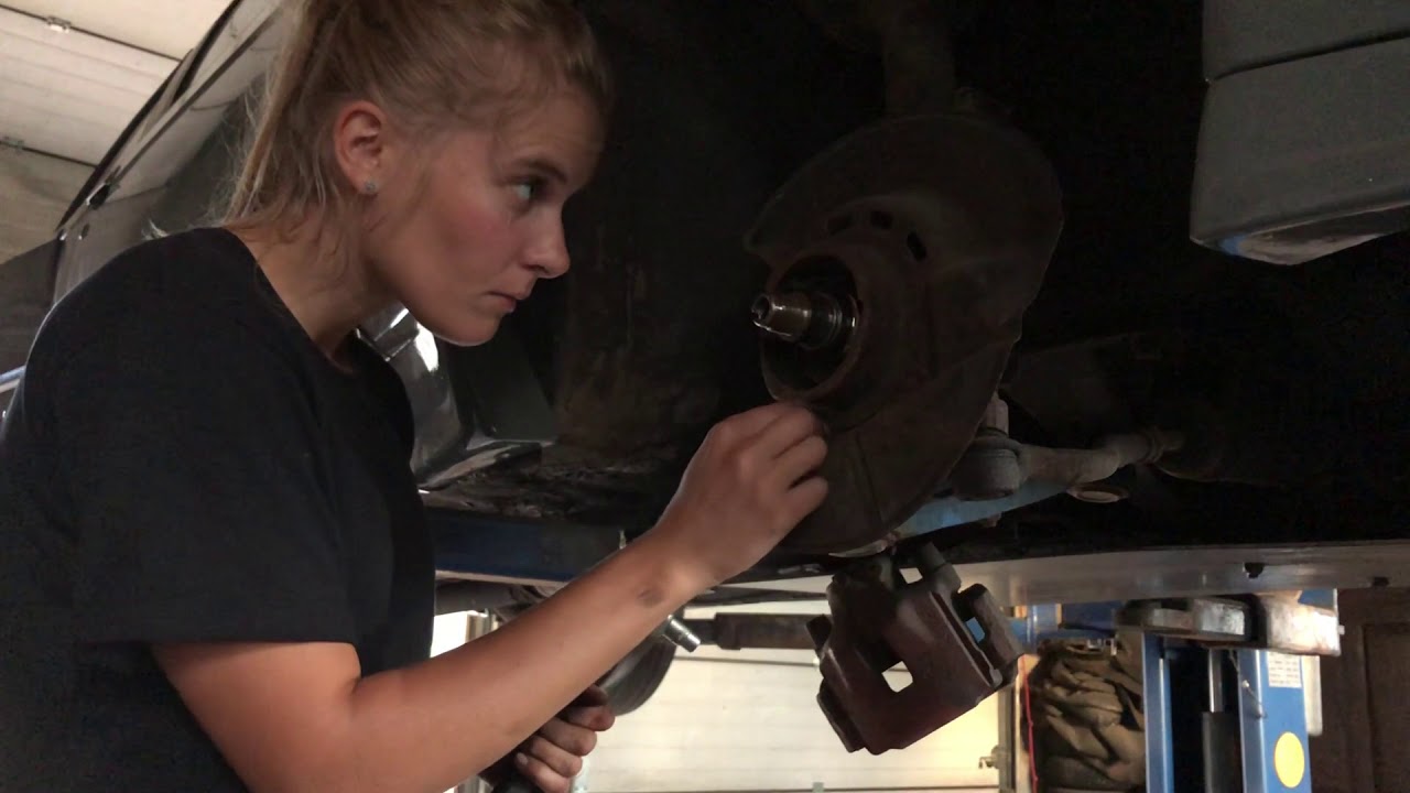Girl installs HSD coilovers on E30 (pandem)