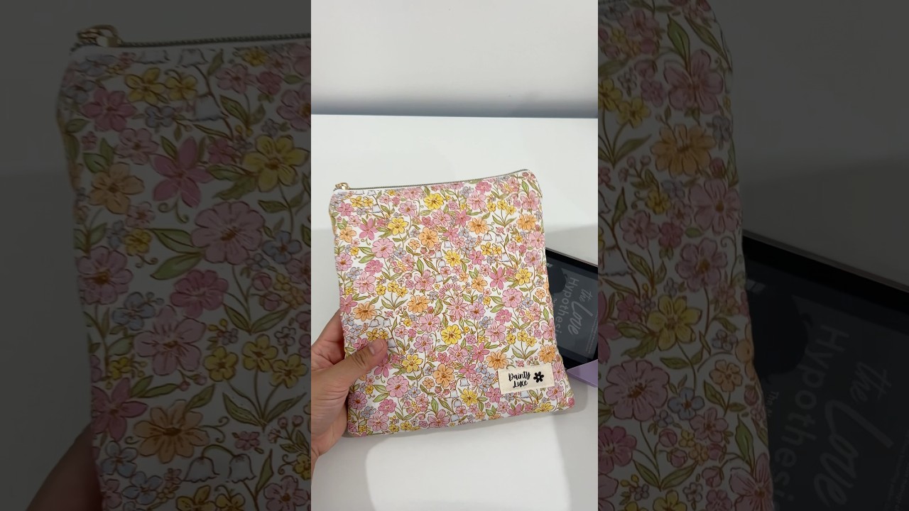 How cute is this Kindle Sleeve #KindleSleeve #Booksleeve #QuiltedSleeve
