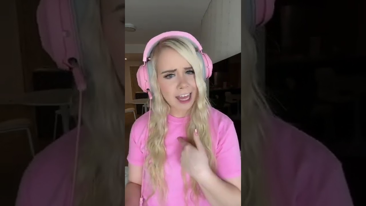 WHO ELSE IS A GIRL THAT PLAYS ROBLOX?? 😂 #SHORTS