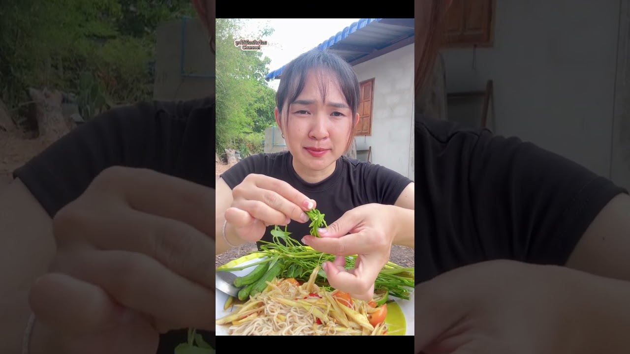 ตำซั่วนัวๆ ผักสดชะอมืผักบุ้งนา กระเจี๊ยบสดแซ่บเข้ากันคักจ้า