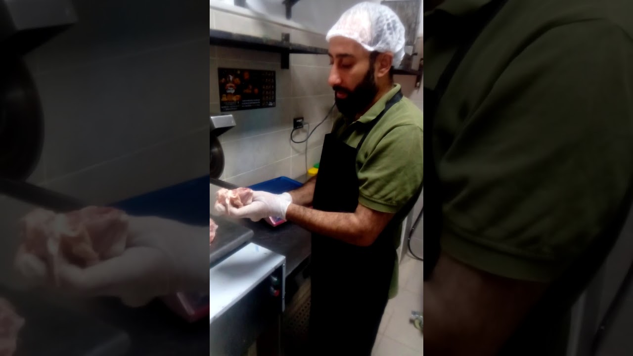 بروست تقطيع دجاج على المنشار في المطاعم