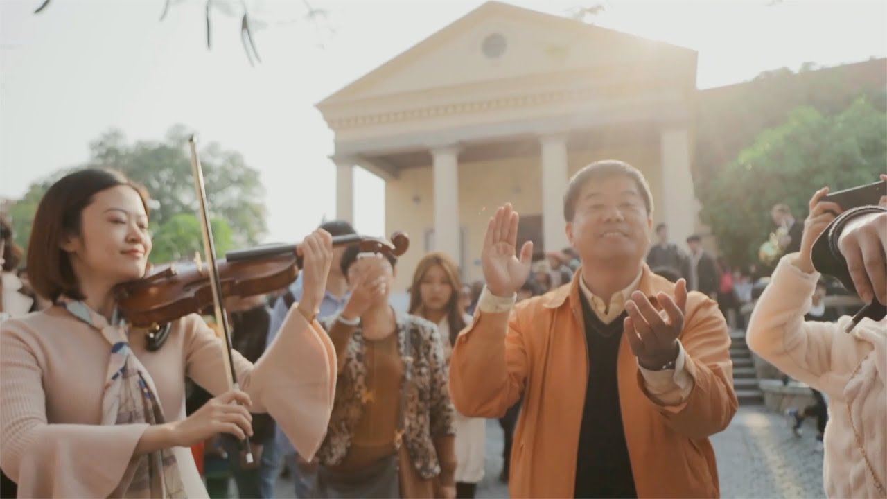 Tourists join hands with flash mob chorus in SE China's Xiamen