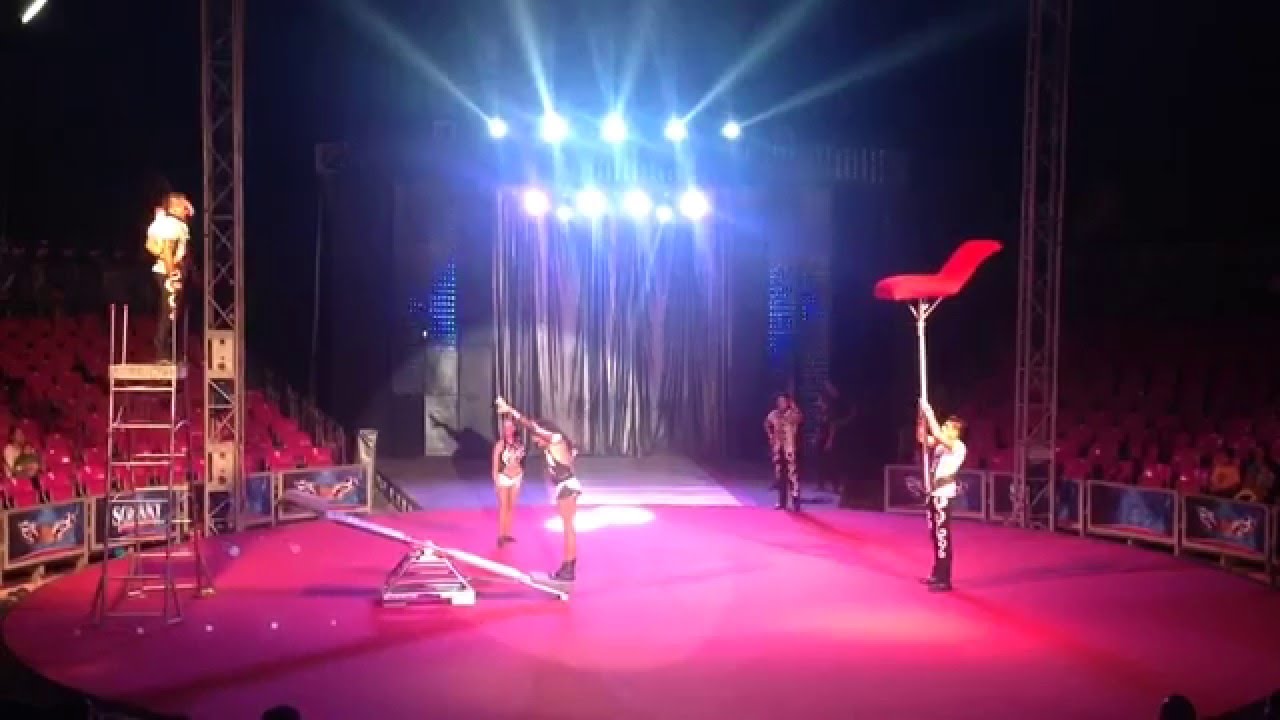 HG6 Acrobatas en Báscula 04-15 (circus teeterboard act)