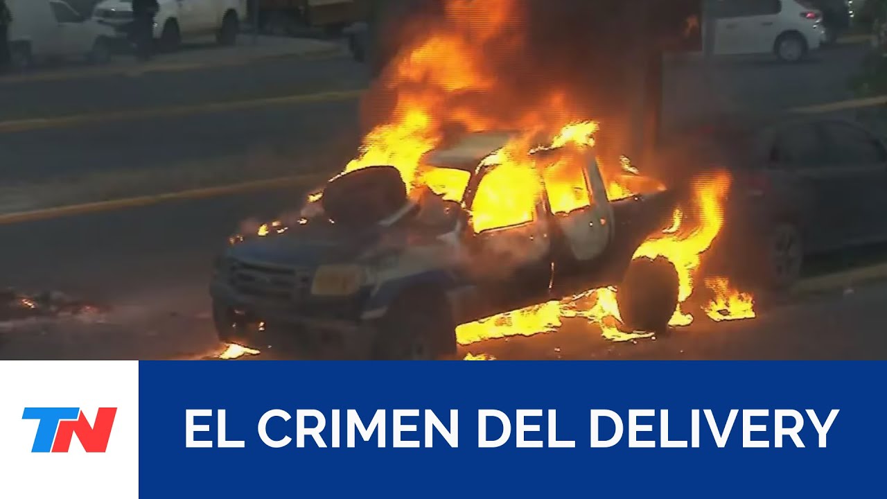 Violenta protesta por el asesinato de un delivery: manifestantes incendiaron un patrullero y autos