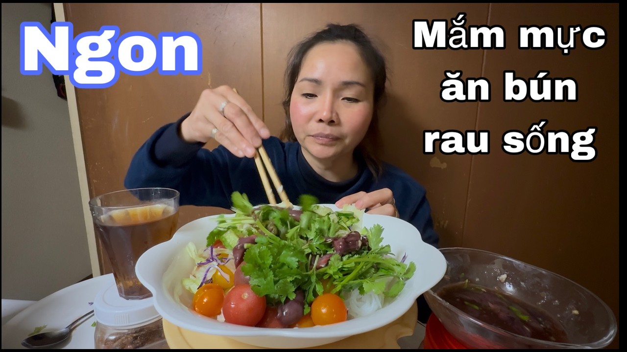 Nữa đêm đói bụng em làm mắm mực ăn với bún trộn rau sống.hợp và ngon lắm