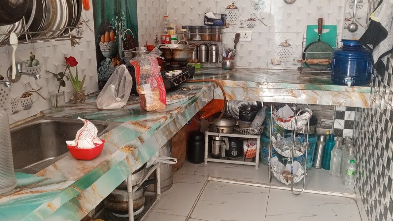 to guys kitchen mein Maine pura wallpaper fit kar diya hai