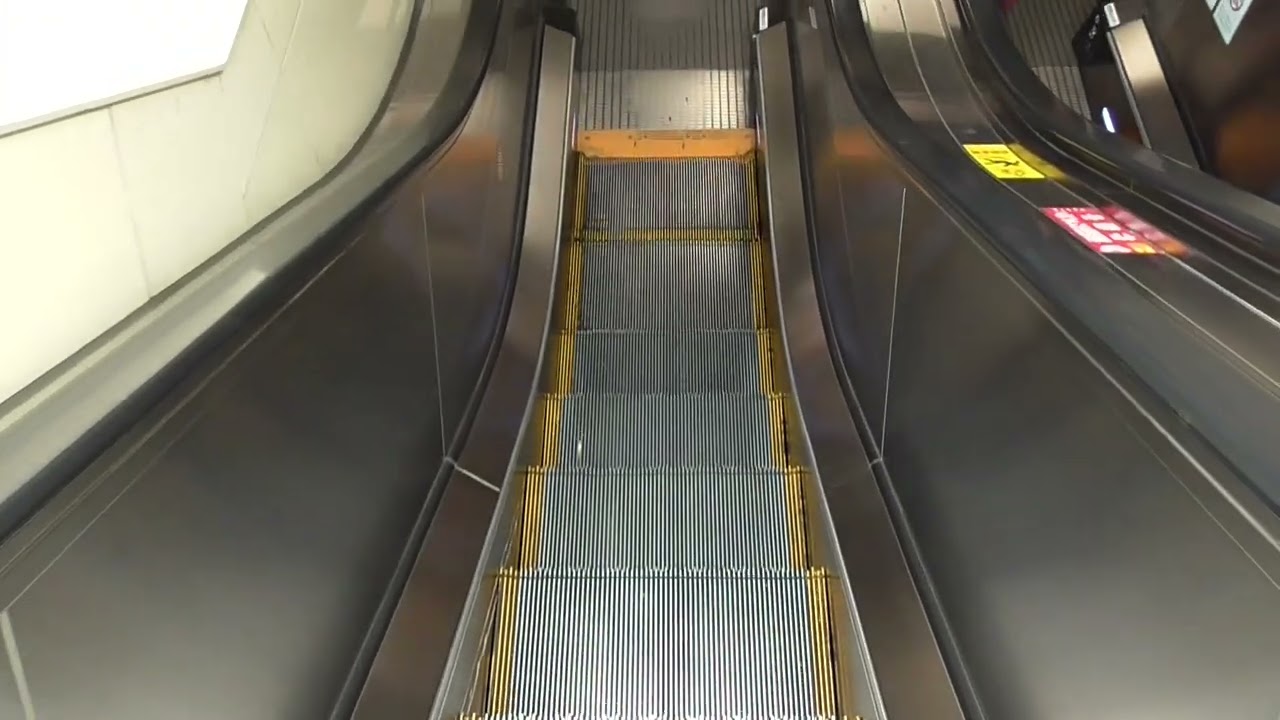 姫路地下街グランフェスタ・山陽百貨店前エスカレーター（東芝製）