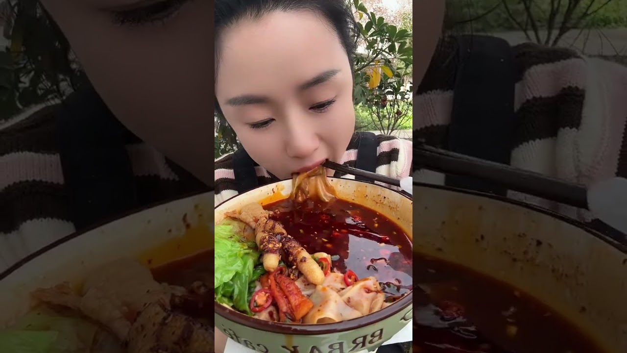 Eat noodles mixed with annatto oil, served with smoked meat.