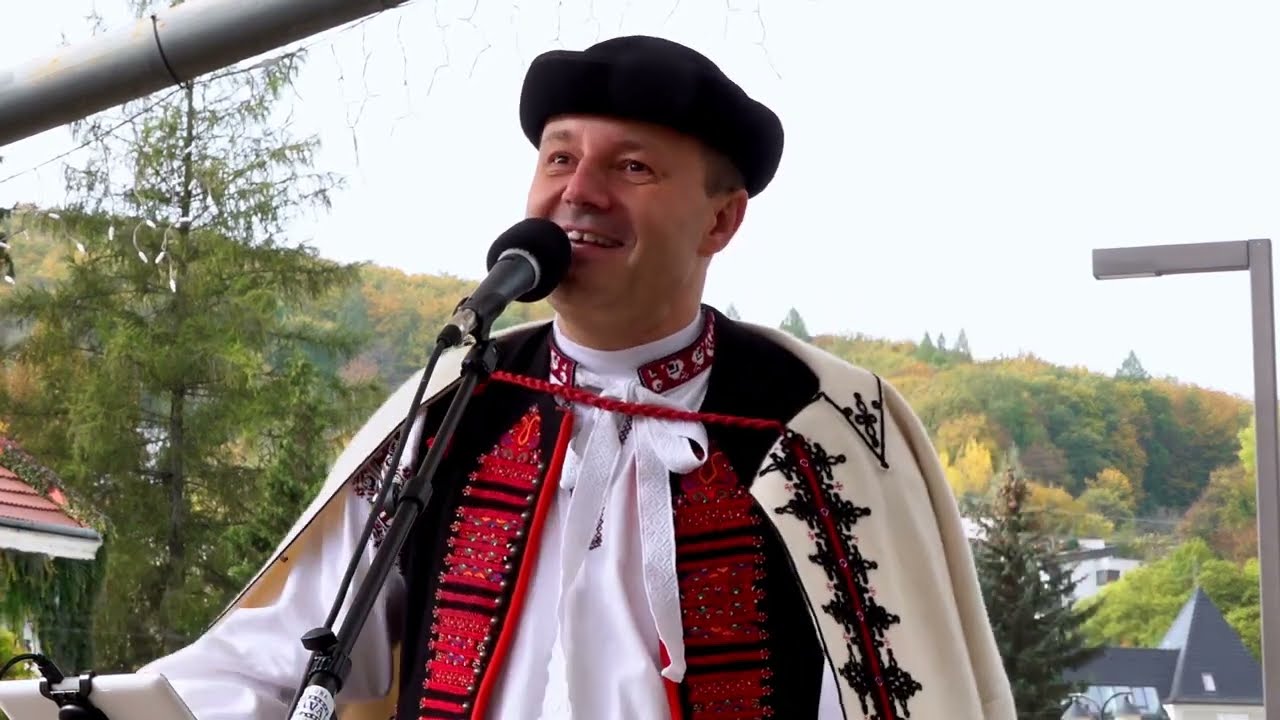 Anča Rapavá - Jozef Opatovský na Kúpeľnom námestí v Trenč.Tepliciach.