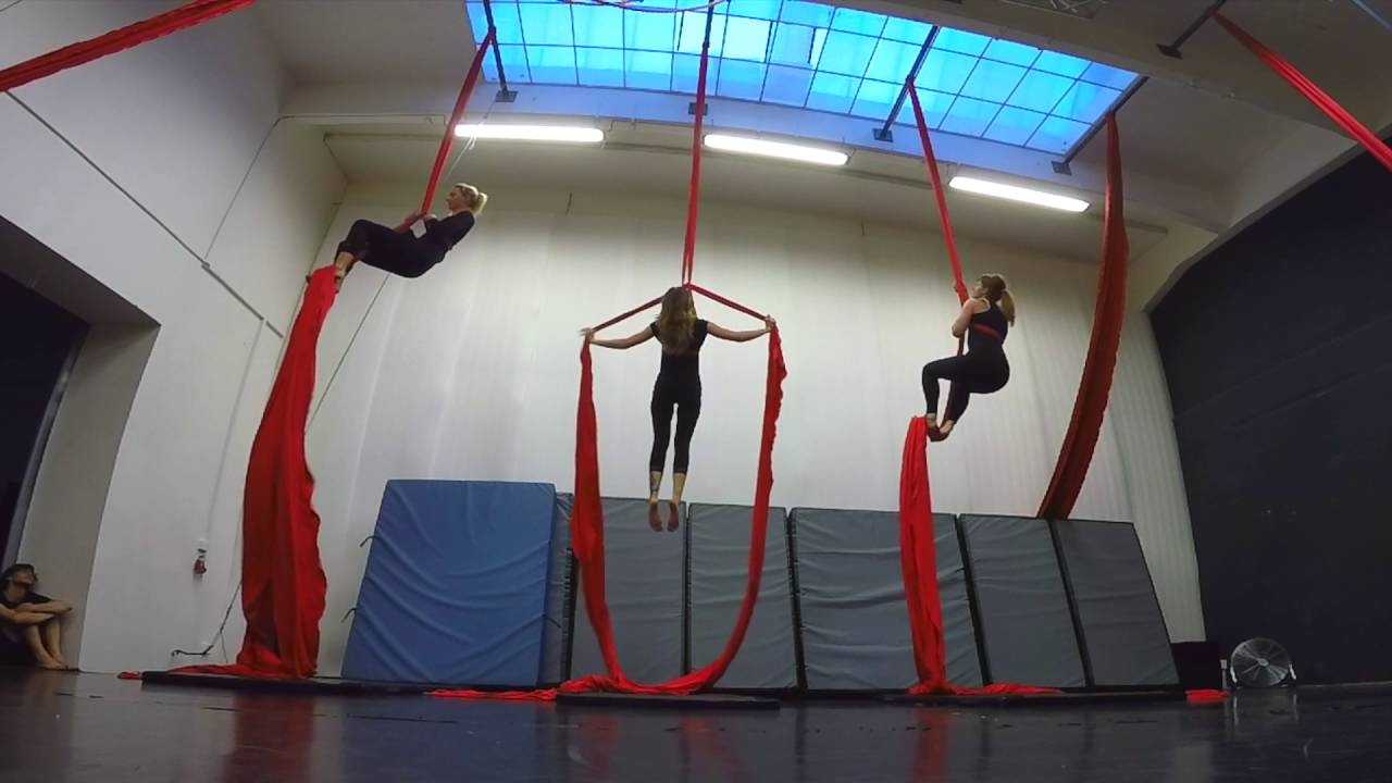 Závěsná akrobacie na šálách - Cirqueon