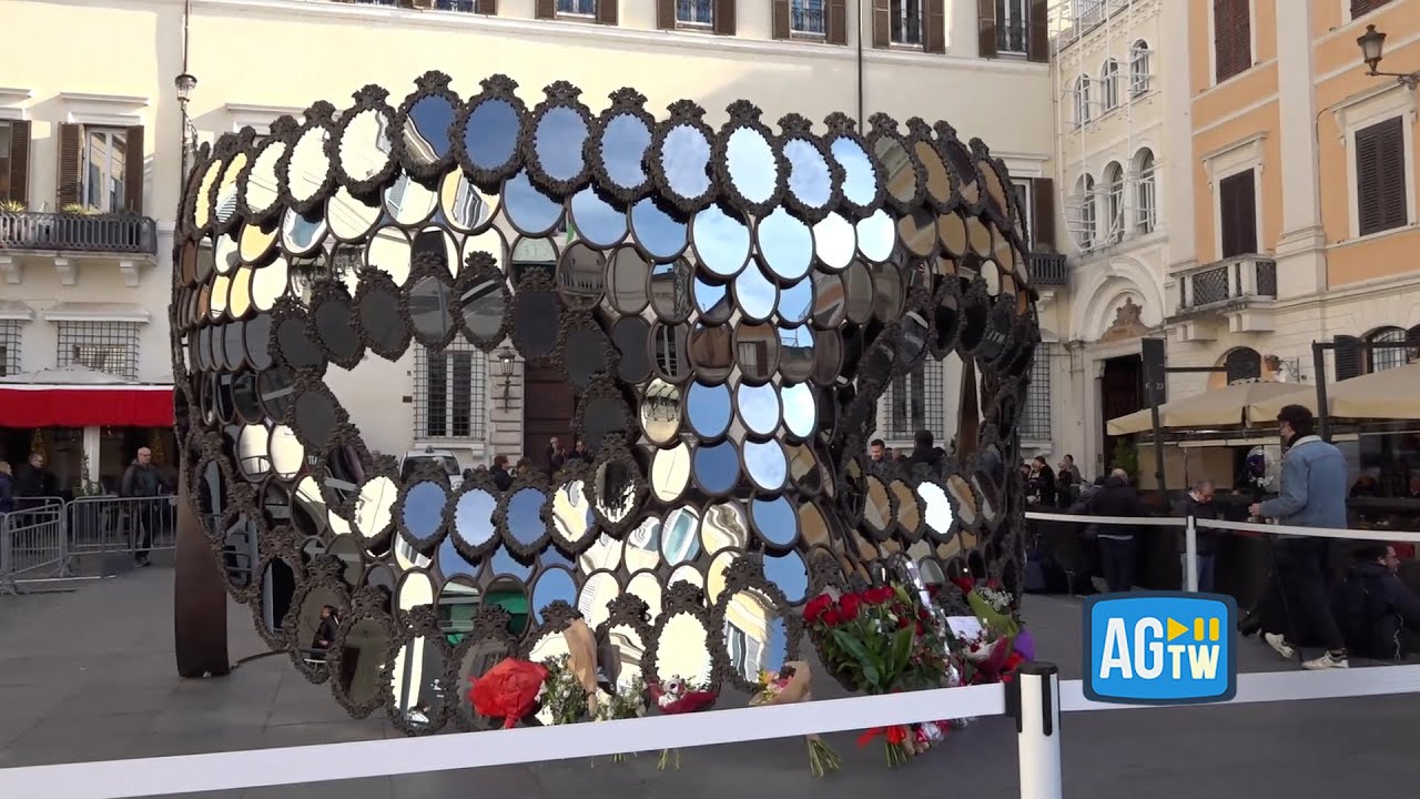 Valentino, secondo giorno di camera ardente: l'omaggio artistico e popolare al grande stilista