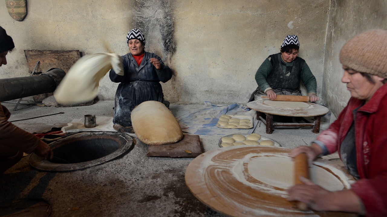 Les boulangères (le lavash au tonil ) du village Karbi en Arménie