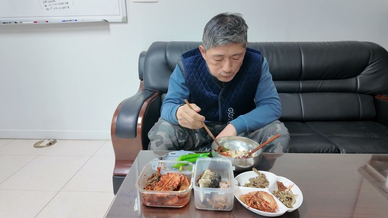 특별한것 없이 냉장고에서 있는 반찬들 끄집어 내서 먹네요