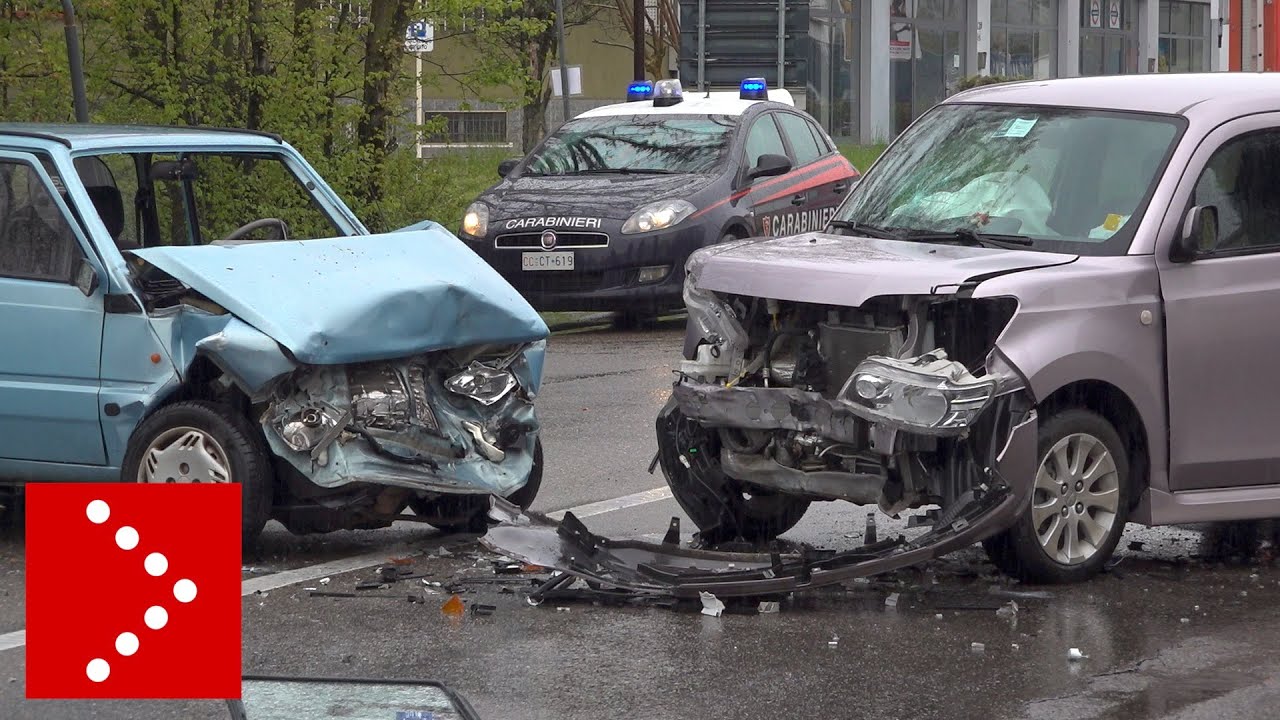 Incidente frontale a Parabiago, terza auto piomba marciapiedi lungo statale del Sempione: 3 feriti