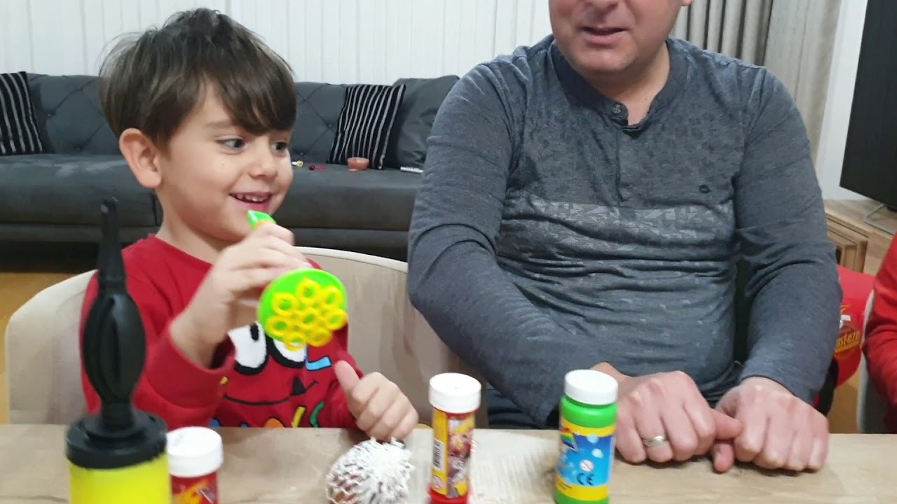 Fatih Selim ve Yusuf fülüt köpükle üfleyerek baloncuklar çıkarıyorlar çok eğlenceli köpüklerimiz