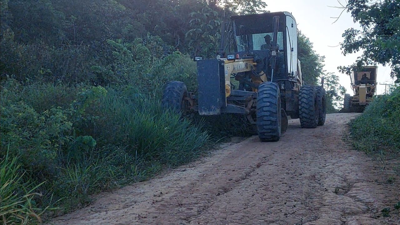 Patrolamento de  estradas com  duas motoniveladoras