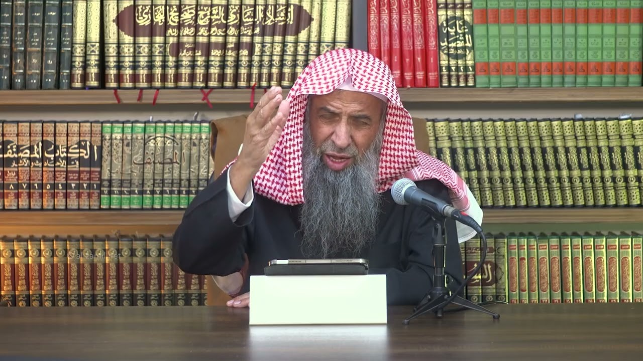 ما حكم الصلاة في المسجد خلف السواري والأعمدة؟
