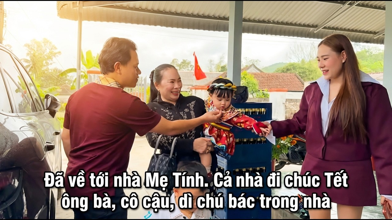 Đã về tới nhà Mẹ Tính. Cả nhà đi chúc Tết ông bà, cô cậu, dì chú bác trong nhà. 