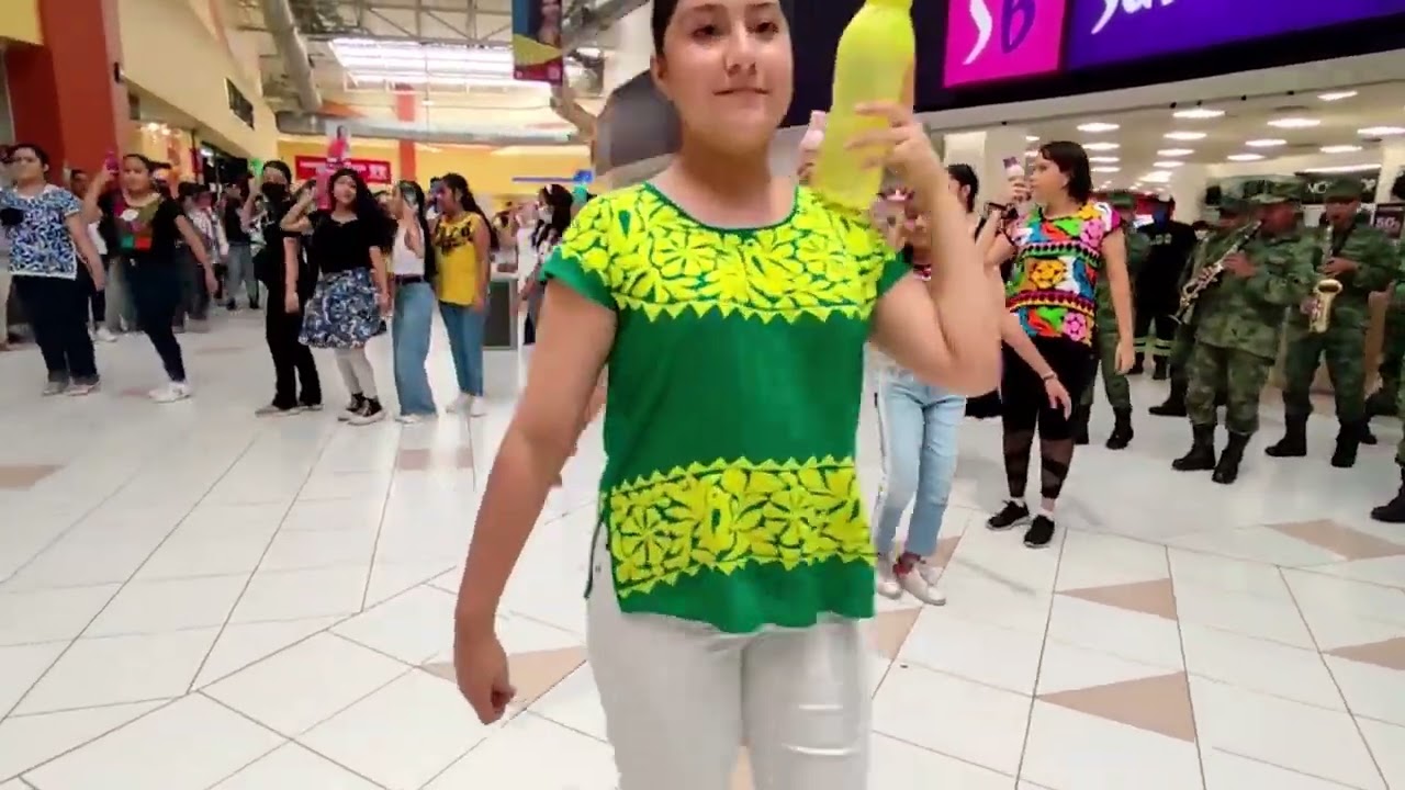 Flashmob sorpresa de Flor de Piña en Tuxtepec