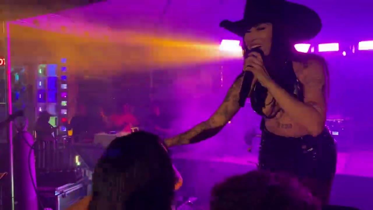 JAPA CANTORA NO CLUBE DOS VAQUEIROS