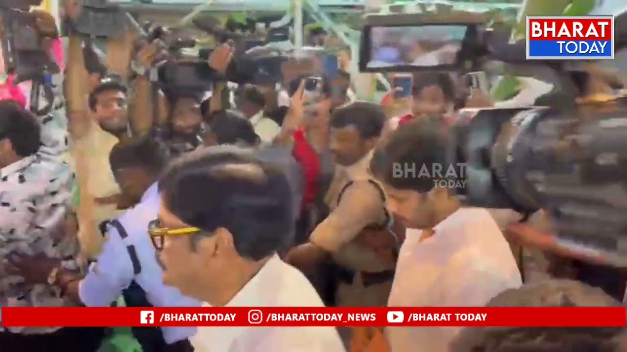 విజయవాడ: దుర్గమ్మ దర్శనానికి ఇంద్రకీలాద్రి చేరుకున్న డిప్యూటీ సీఎం పవన్ కళ్యాణ్