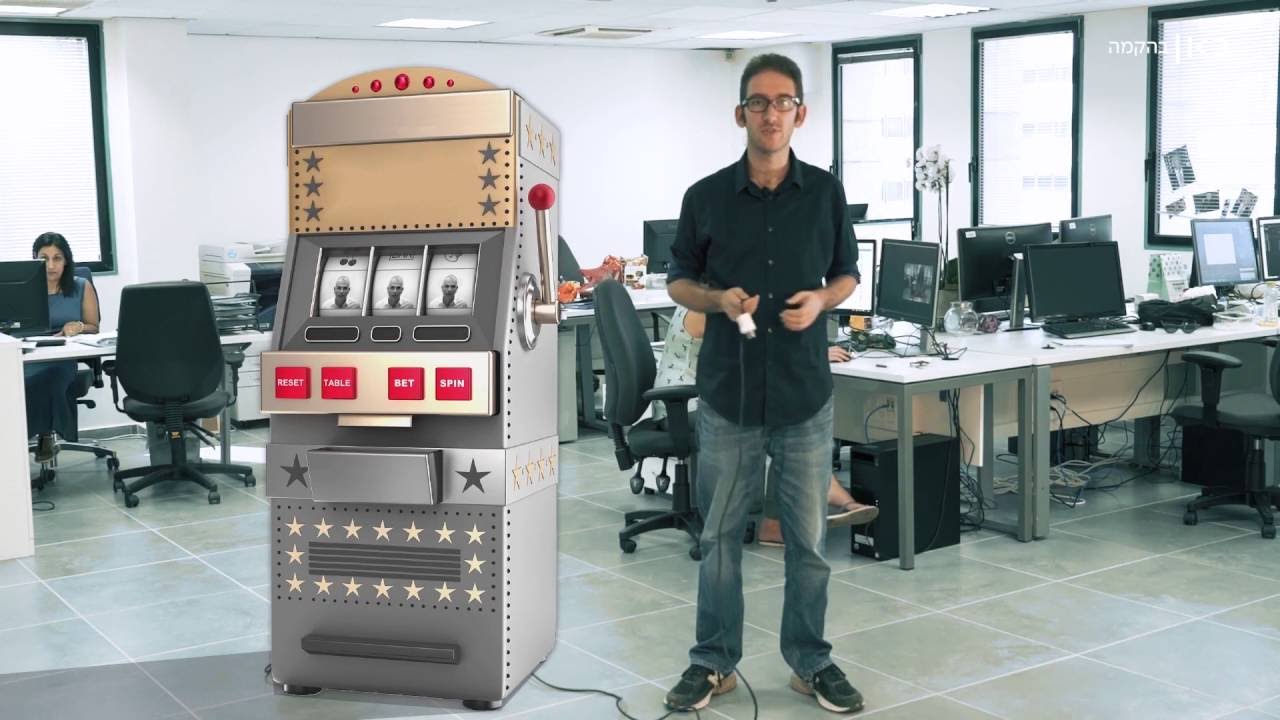 שאול אמסטרדמסקי בוחן מקרוב את מכונות המזל של הפיס