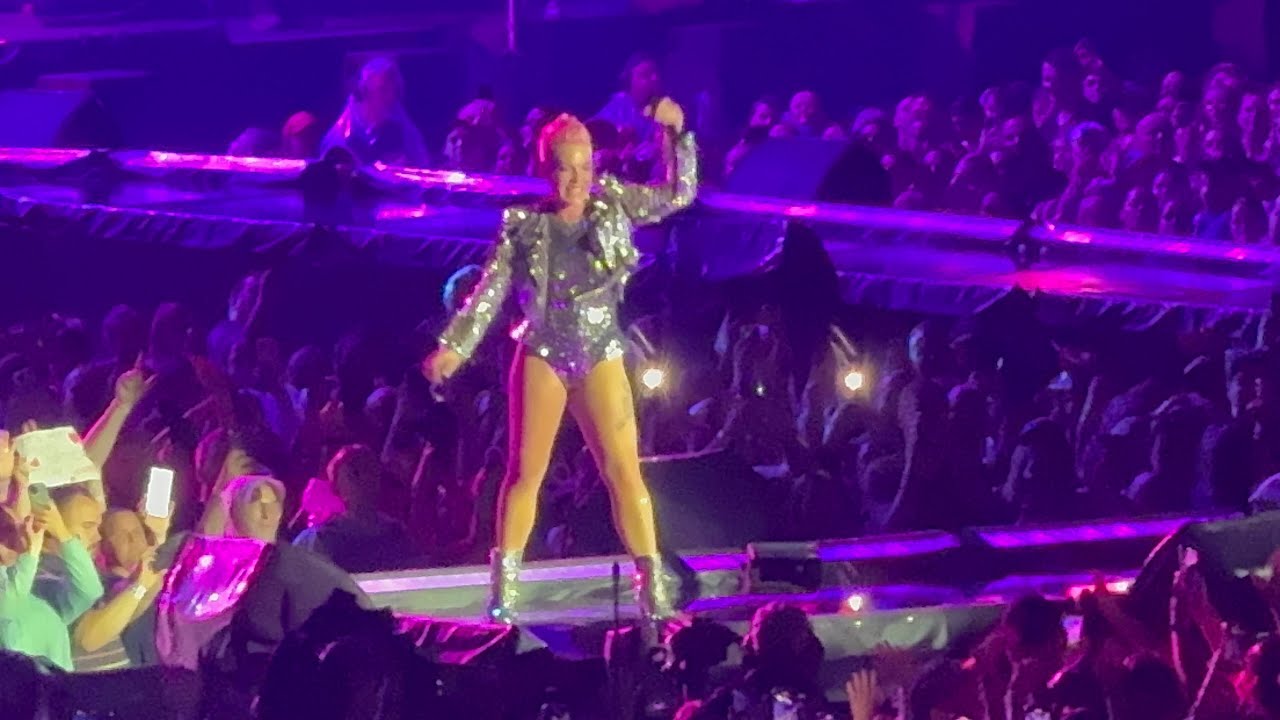Pink - Lets Get The Party Started / Raise Your Glass - Live in Sydney