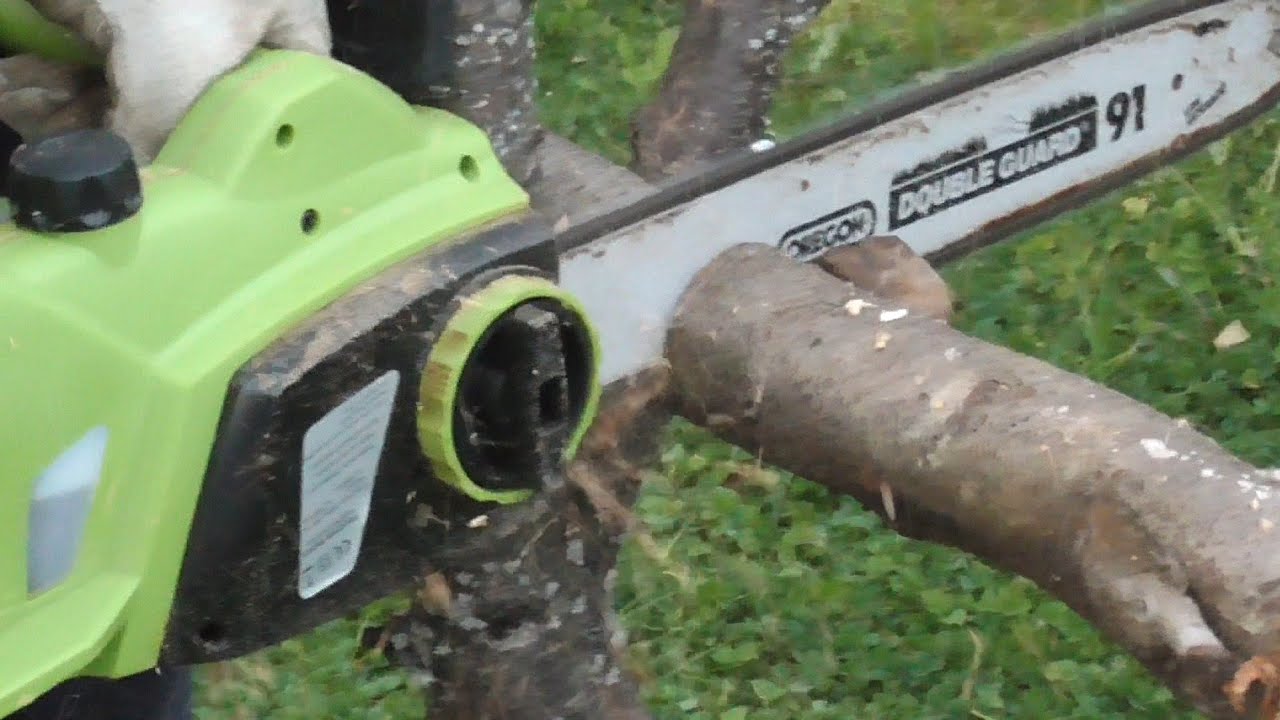 Electric chainsaw GardenStar Oregon in action