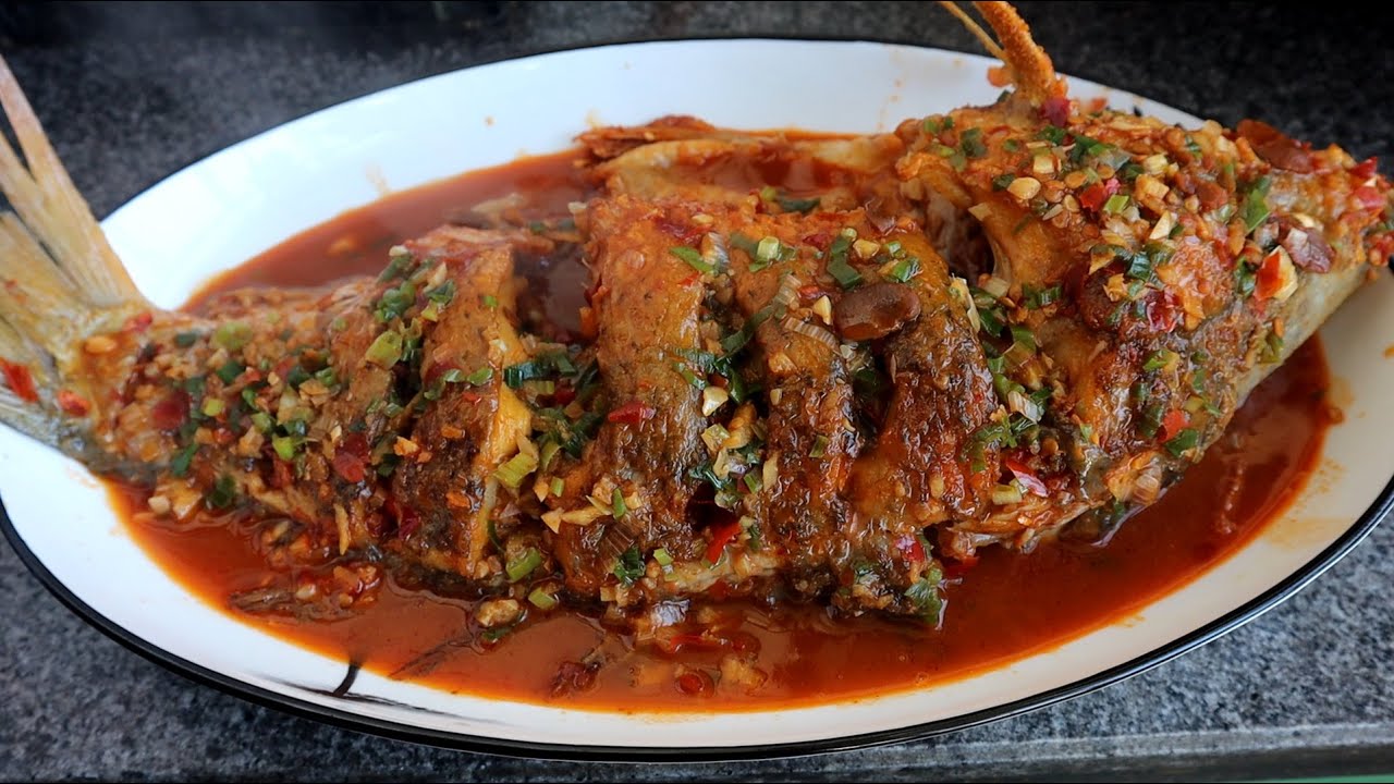这才是红烧鲤鱼的正确做法，鱼肉鲜嫩无腥味，年夜饭在家露一手吧