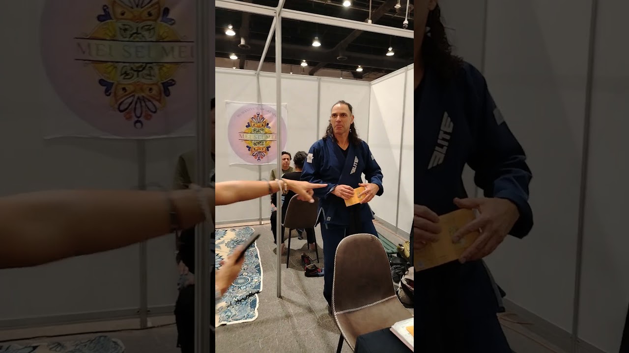 As&iacute; captamos a Valentino Lan&uacute;s en @expoespiritualidad dando terapias
