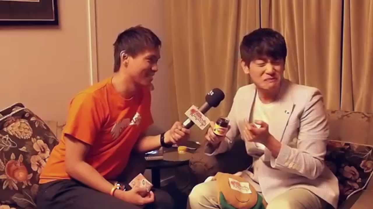 Eric Nam tries Australian foods to see if they're 