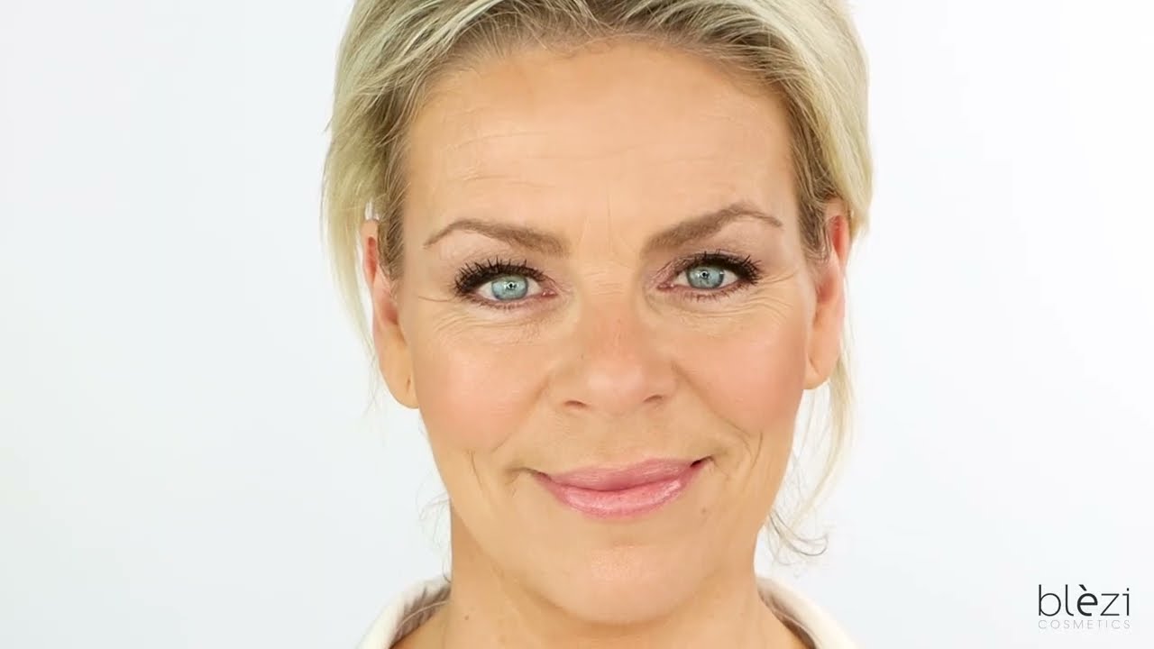 Zo breng je make up aan op overhangende oogleden | Blèzi