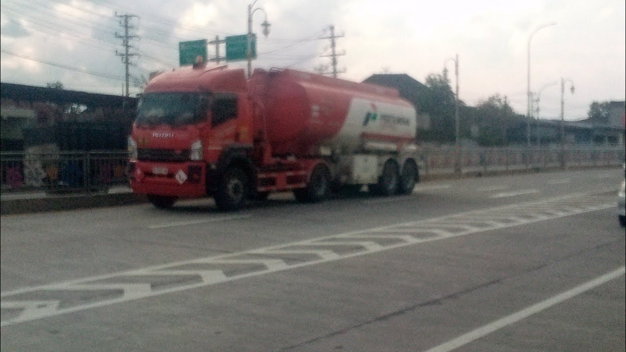 Truk trailer tangki Pertamina Isuzu giga!!Truk kontainer truk tronton truk wingbox dump truk engkel 