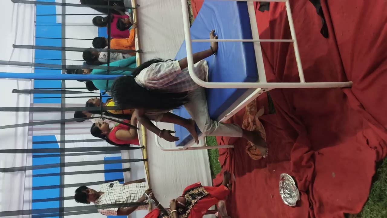 पागल  कैसे होते है उसी पर दुर्गापूजा में दर्शाया है 🫡