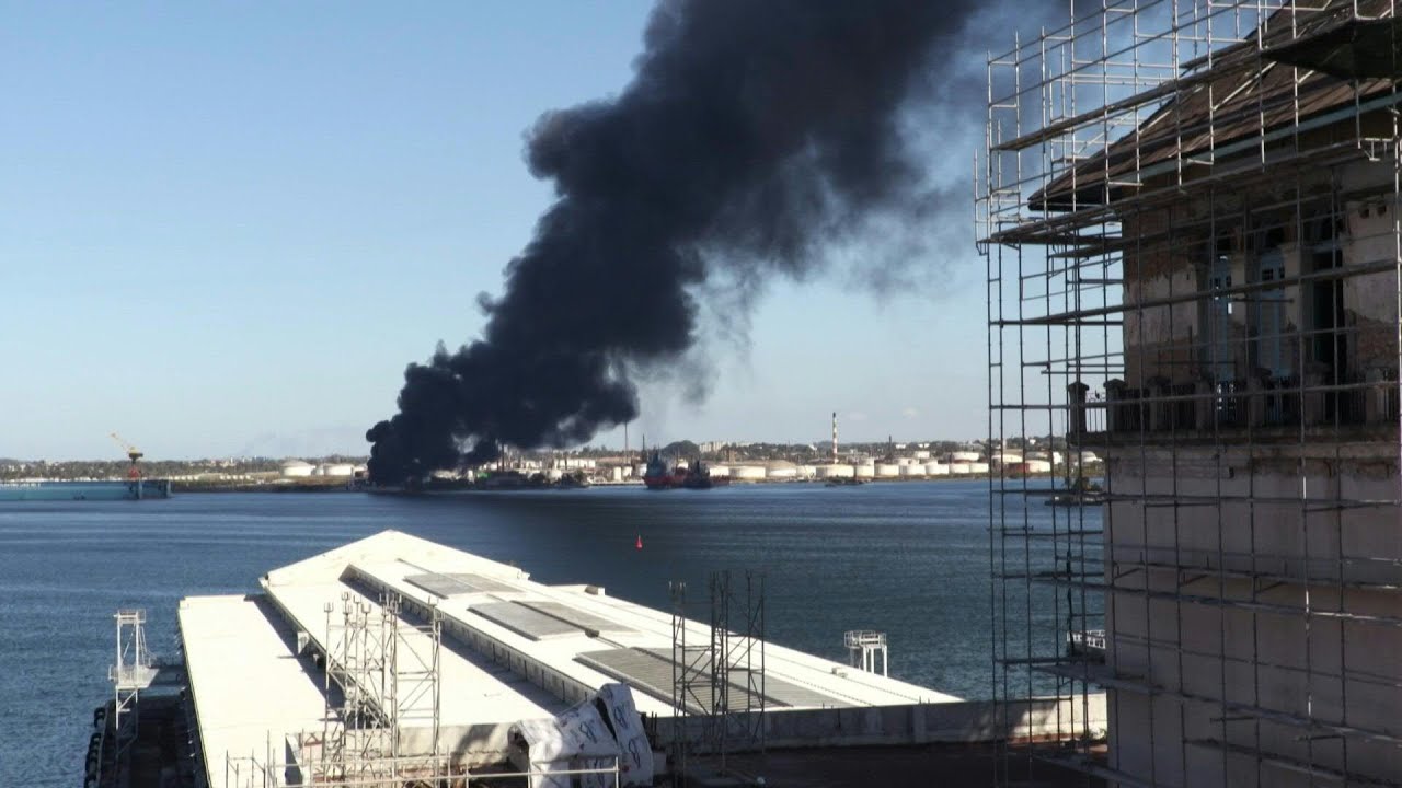 Controlado incendio en la refinería de petróleo de La Habana | AFP