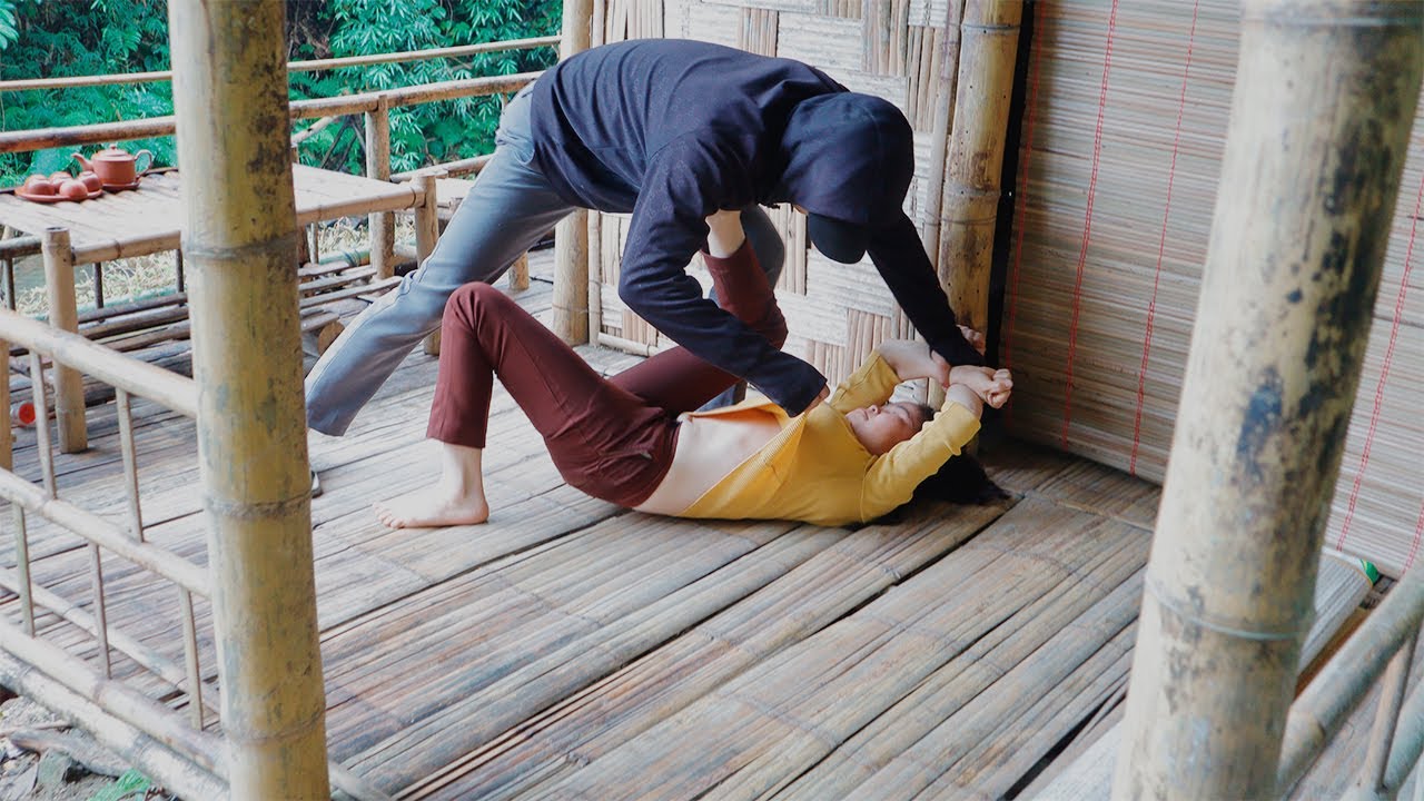 Bad Guy Broke Into The Forest Farm Attacked Nhinh, Farm Life Was in Dangerous