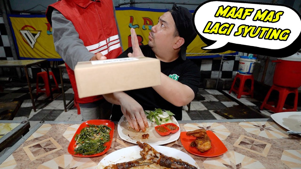 LAGI ASIK MAKAN EH MALAH ADA KURIR PAKET