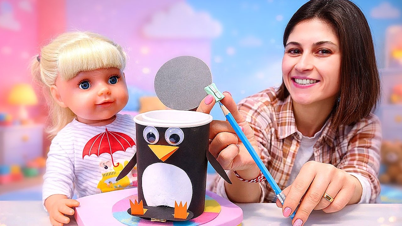 Ayşe, Gül'e penguen şeklinde bir çöp kovası yapıp boyuyor! Çocuk oyunu.